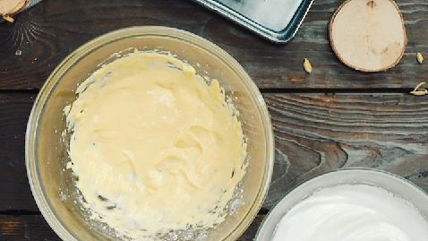 Soufflés au fromage à la crème et à la compote de cerises