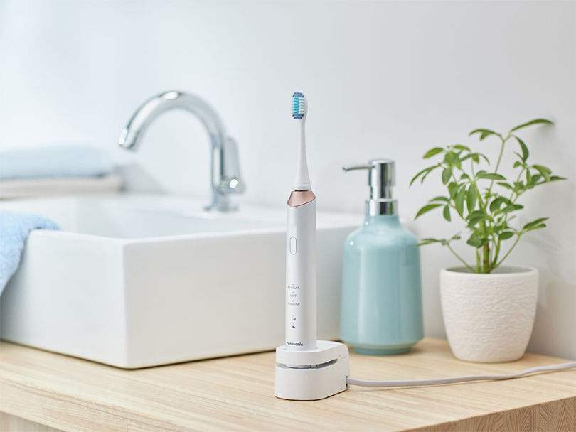 Experimentați îngrijirea avansată a spațiului periodontal cu noua periuță de dinți electrică reîncărcabilă Panasonic EW-DC12