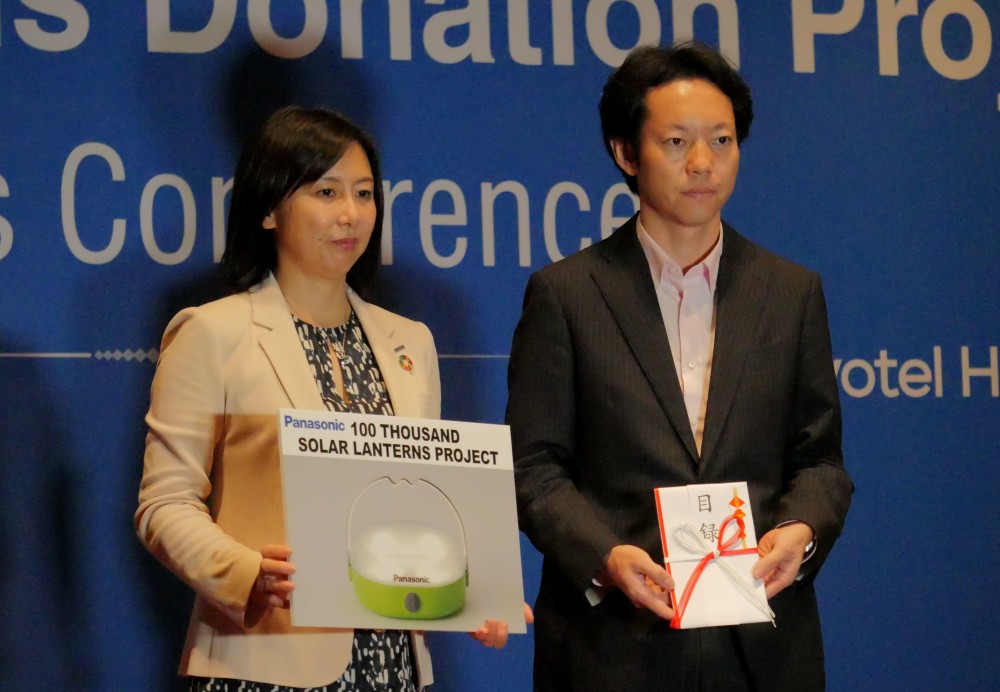 Panasonic သည် မြန်မာနိုင်ငံရှိ လူသားချင်းစာထောက်ထားမှုနှင့် အစိုးရမဟုတ်သော အဖွဲ့အစည်းများထံ ဆိုလာမီးအိမ်ပေါင်း 3,060 ခုကို လှူဒါန်းခဲ့ပြီးဖြစ်ကာ 5 နှစ်တာကာလအတွင်း အရေအတွက်အားဖြင့် 14,924 ခု ရှိပြီဖြစ်သည်