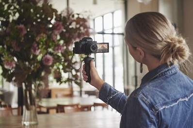 Nova Lumix G100, a melhor câmara sem espelho para vlogging com gravação em 4K, um design compacto e uma qualidade de som extraordinária