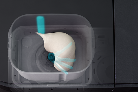 Knethaken und Backform simulieren das Kneten von Hand