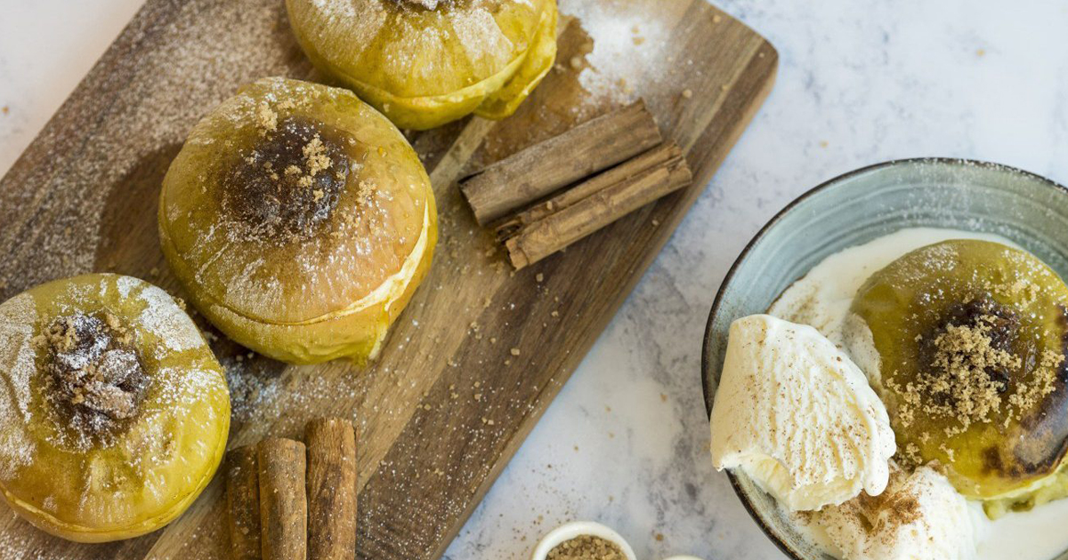 Pommes cuites garnies de figue, de cannelle et de gingembre