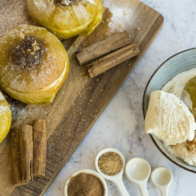 Pommes cuites garnies de figue, de cannelle et de gingembre