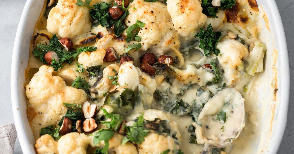 Chou-fleur au fromage avec chou kale, poireaux et noisettes