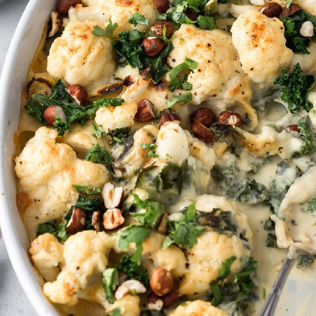 Chou-fleur au fromage avec chou kale, poireaux et noisettes