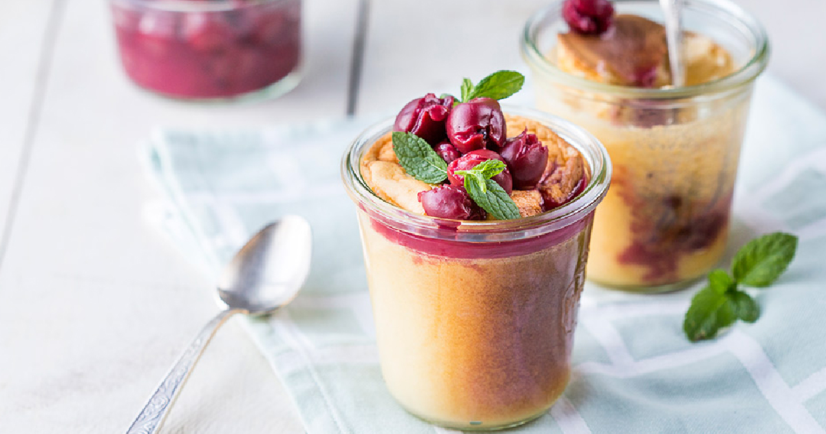 Soufflés au fromage à la crème et à la compote de cerises