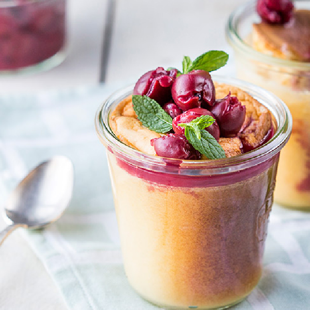 Soufflés au fromage à la crème et à la compote de cerises