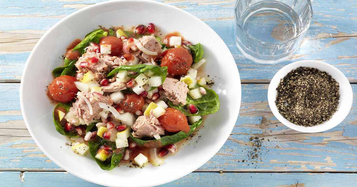 Tuna Salad with Tomatoes and Spinach