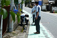 This photo shows the community cleanup activities carried out at the factory in Okayama.