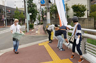 This photo shows the community cleanup activities carried out at the base in Kyoto.