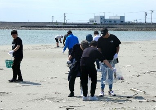 Photo of coastal cleanup activities, demonstrating Panasonic’s commitment to environmental conservation and community engagement.