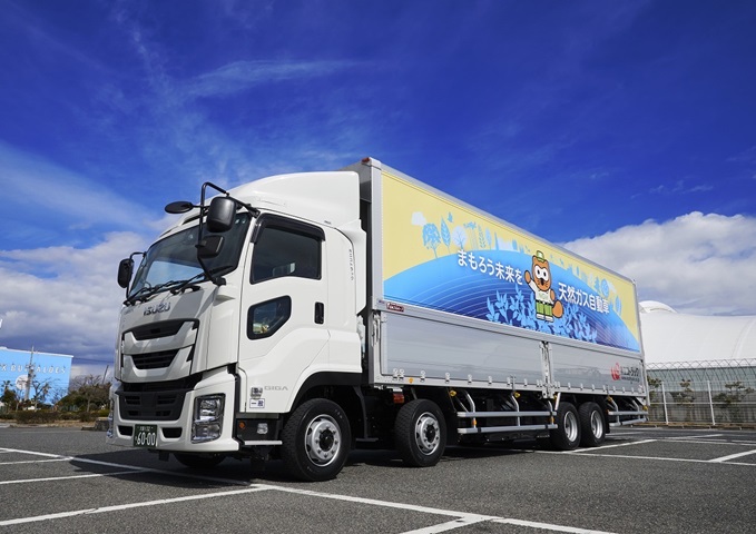 Photo of a biogas-powered truck used in a demonstration project, showcasing efforts to achieve zero CO2 emissions during operation by utilizing renewable biogas fuel.