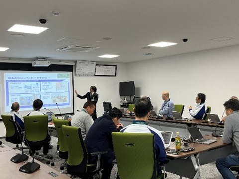Photo of an executive training session conducted by an external lecturer in fiscal 2025, highlighting Panasonic’s efforts to strengthen leadership capabilities through continuous learning.