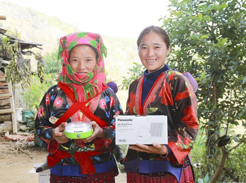 Photo of solar lanterns being donated to recipients in need