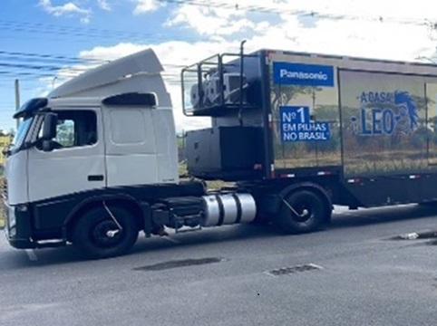 Photo of the event truck used in the “Leo’s House” project, which toured across Brazil to provide battery education activities for children and families.