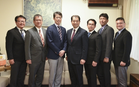 上野村村長様、パナソニック業務用空調ビジネスユニット長小松原を含むメンバーの写真