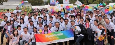 LGBTQ＋を象徴する虹色を取り入れた、オリジナルレインボーTシャツを着た多くの社員が参加しました。
