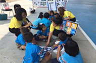 この写真は、タイの拠点が小学校を対象に実施した環境についての勉強会の様子を写しています。