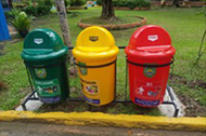 この写真は、インドネシアの拠点が、周辺地域に寄付・設置した分別用のリサイクルボックスを写しています。