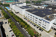 この写真は、中国拠点のビルの屋上全体に設置された太陽光発電施設を写しています。