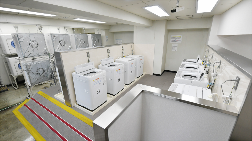 写真：パナソニック製の洗濯機・乾燥機が並ぶランドリールーム