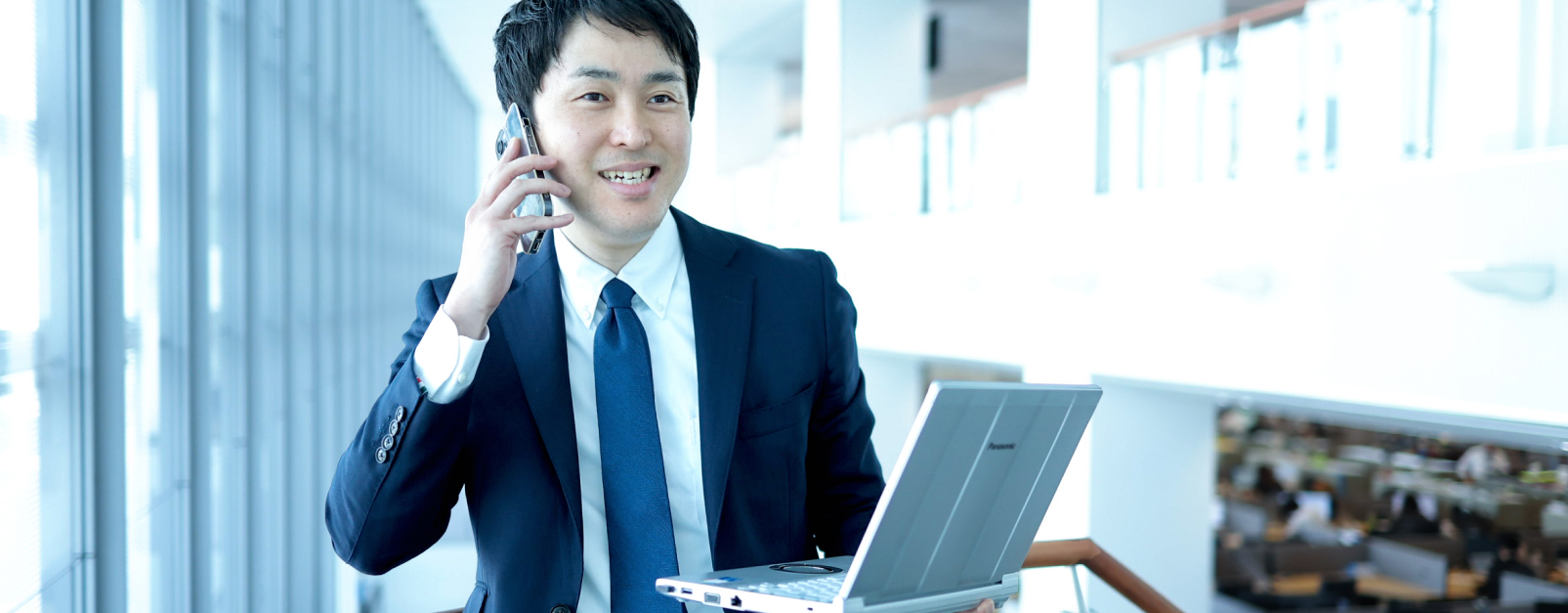 写真：オフィスにいる男性社員