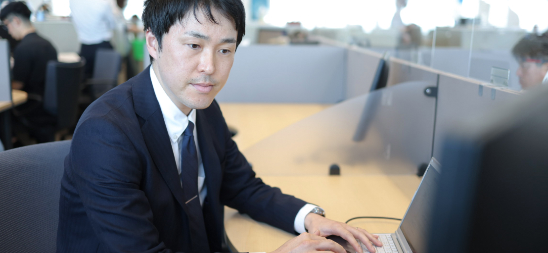 写真：オフィスにいる男性社員