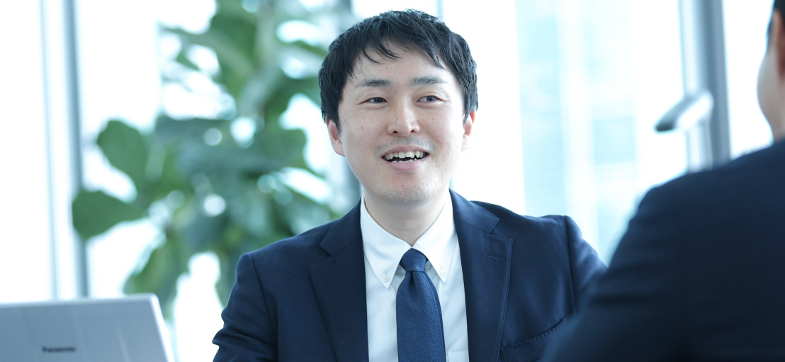 写真：オフィスにいる男性社員