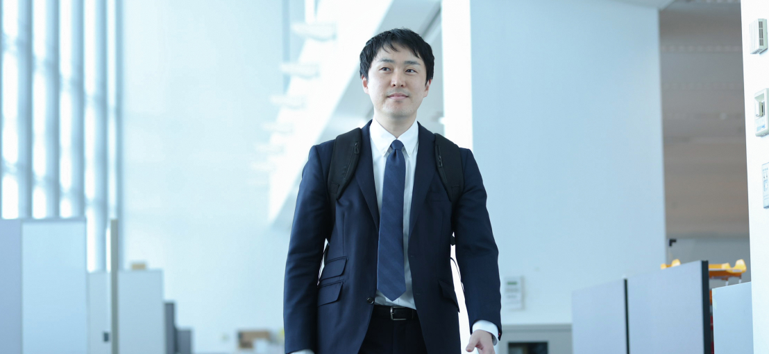 写真：オフィスにいる男性社員