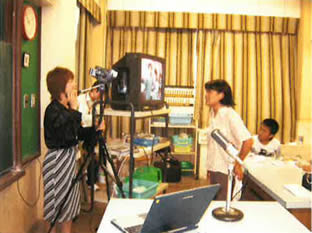 写真：テレビ画面や撮影の様子