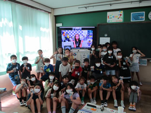 記念品のエシカルパッケージEVOLTA NEOを持って 