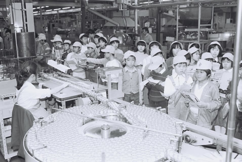 1982年11月工場見学50万人達成記念 マンガン乾電池NASライン見学の様子