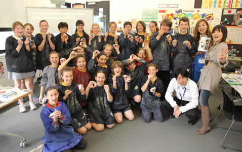 グローバル電池教室(オーストラリア)<br>豪州初LEDネックライト販売　事前PRキャラバンで