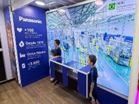 イベントの様子、ブラジル全土を巡回開催したレオの家プロジェクトにおける子どもや家族向けの電池を学ぶイベント風景。