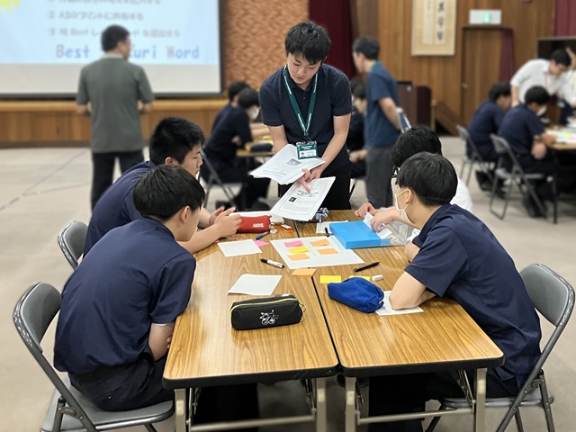 次世代を担う中高生の学びと成長を支援するクエストエデュケーションの様子、当社社員とイベント参加の学生との交流。