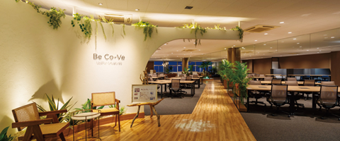 （二色の浜拠点）海辺の風景を取り入れ光と音でゾーニングされたオフィス