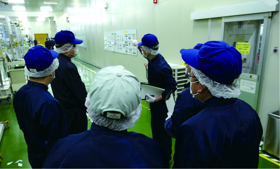 各拠点の班長が集まり現場確認を通じた意見交換の様子。