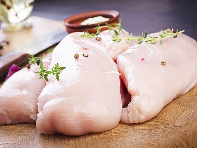 Pechugas de pollo gratinadas en salsa de chipotle y brócoli al vapor. ingredients image