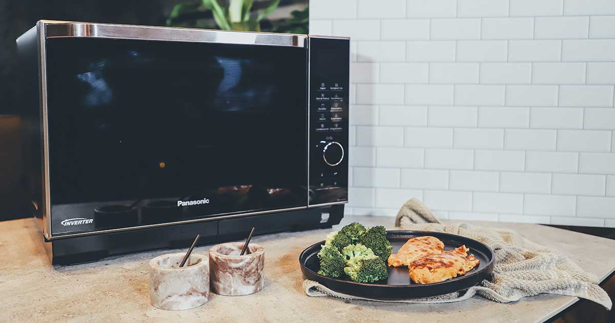 Pechugas de pollo gratinadas en salsa de chipotle y brócoli al vapor. main image