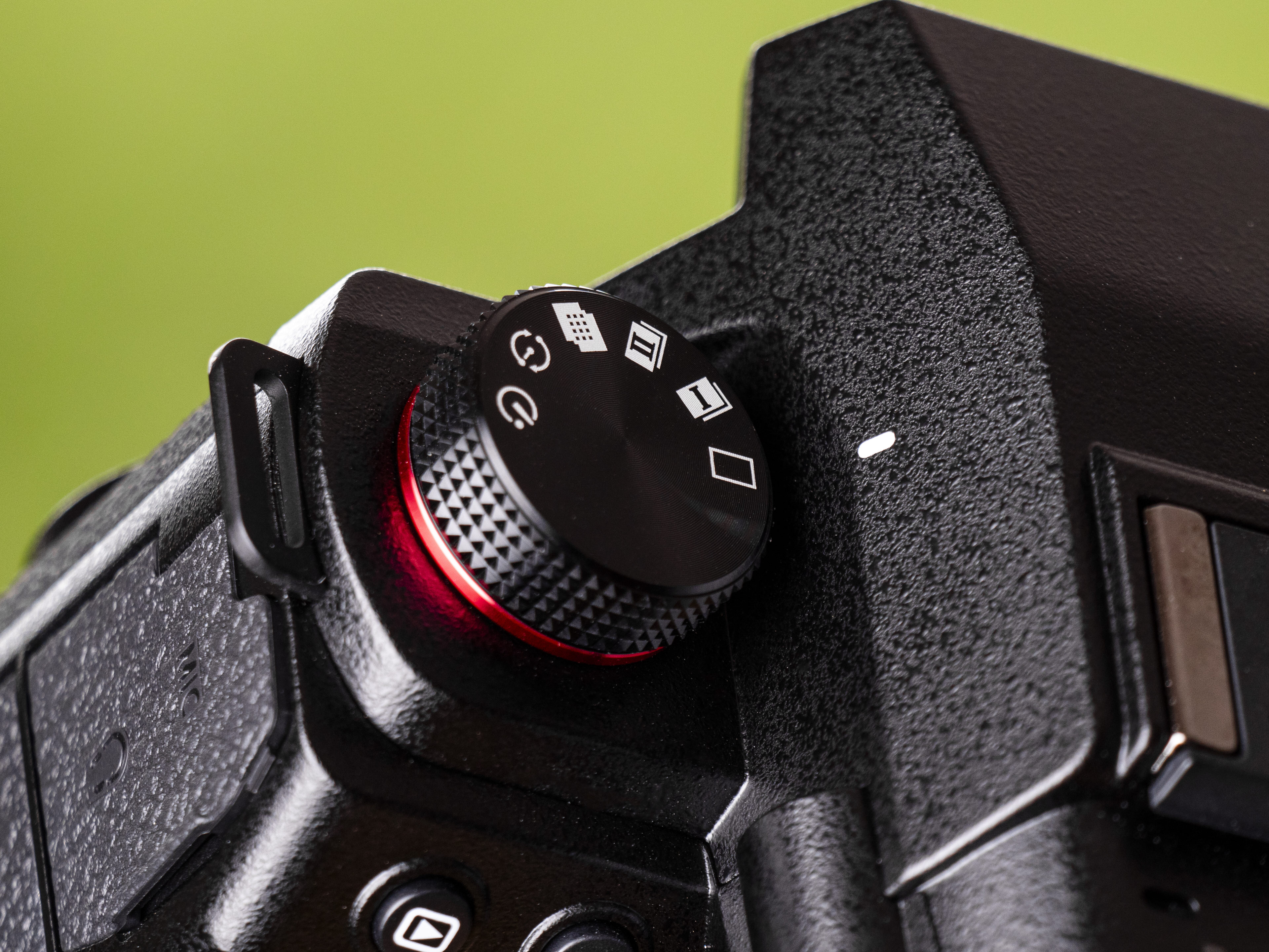 Lumix G9II приносить величезну кількість нових функцій у флагманську модель Panasonic формату Micro Four Thirds