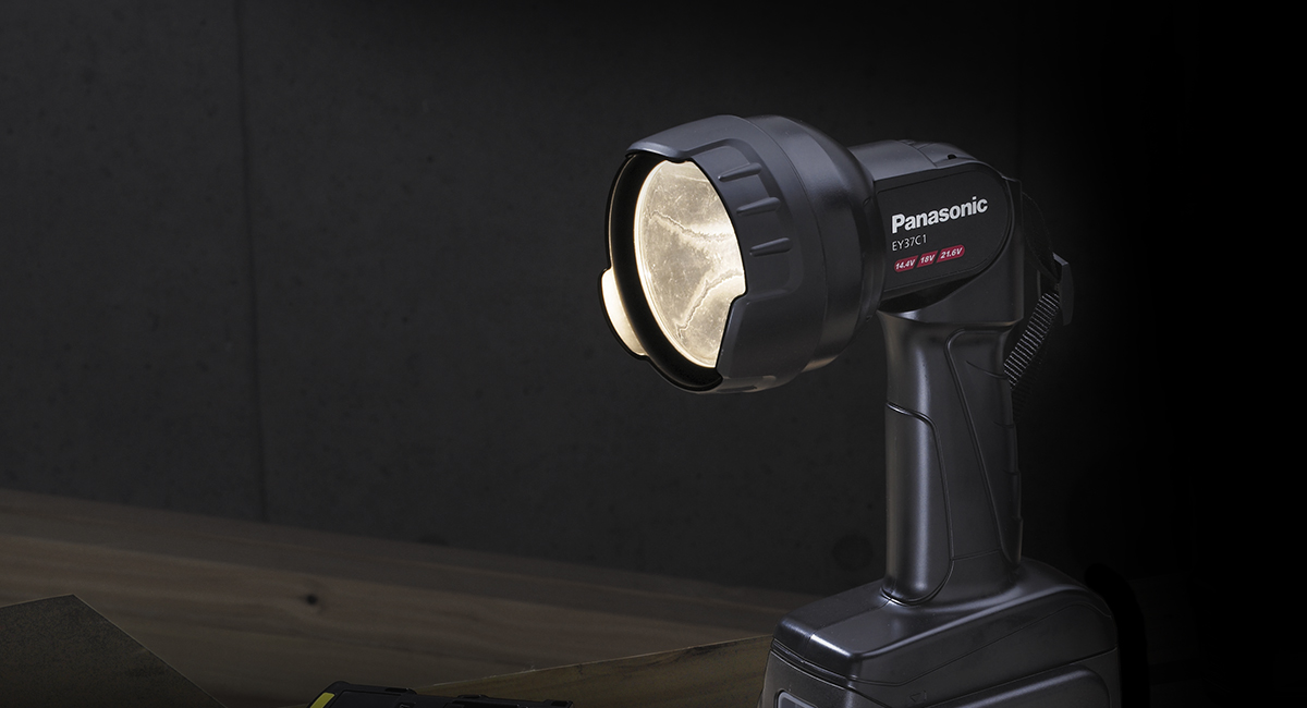 Multi Voltage Cordless Flashlight