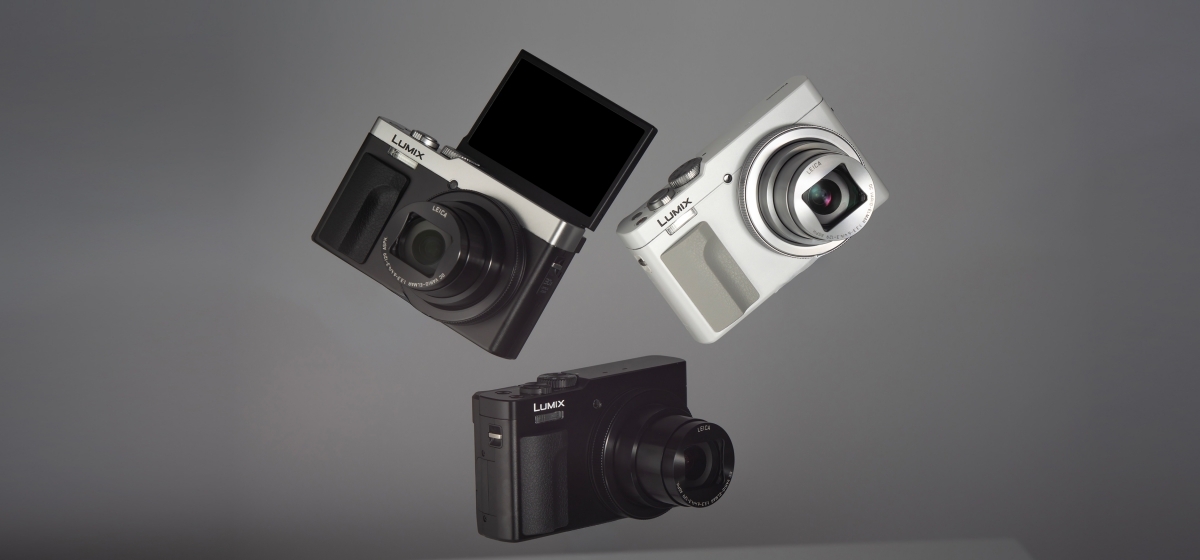 Trois appareils photo compacts Panasonic Lumix en noir, blanc et argent sont présentés sur un fond gris, mettant en évidence différentes options de conception.