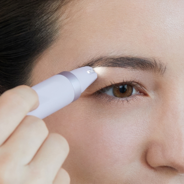 Image d'une femme utilisant l'épilateur pour les sourcils et le visage