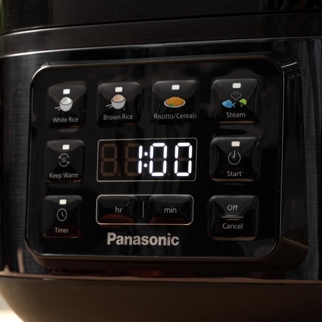 Close-up of the SR-DA152KXE Black Rice Cooker's digital display showing a countdown timer.