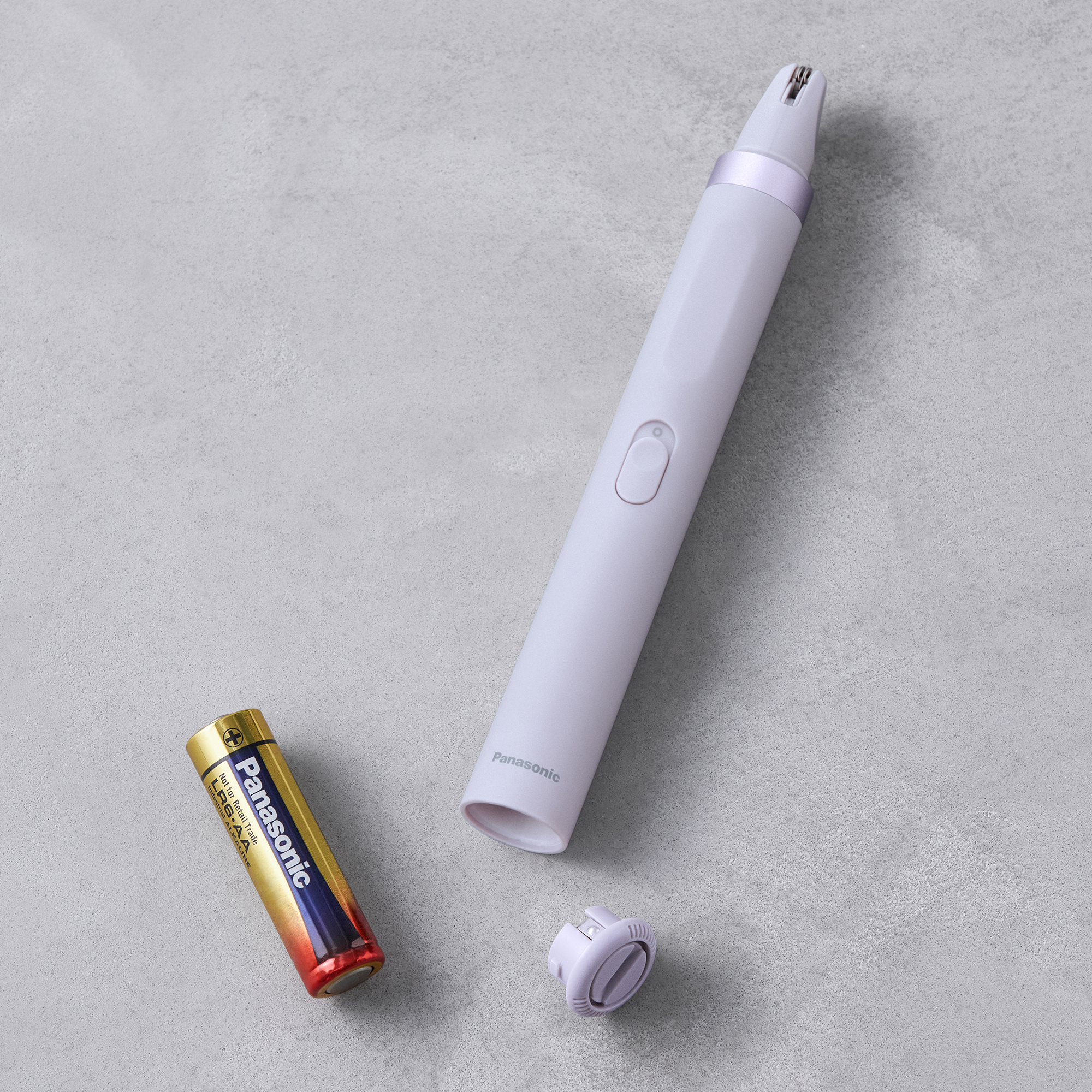 Afbeelding van de wenkbrauw- en gezichtsepilator en een batterij