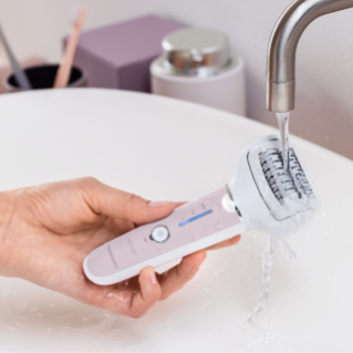 Afbeelding van de Body Epilator die stevig genoeg wordt vastgehouden in een natte omgeving