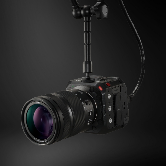 Пълнокадров фотоапарат от тип „бокс камера“ за заснемане на филми и излъчване на живо