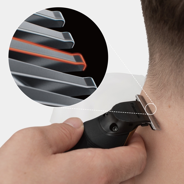 Nahaufnahme der abgerundeten Kanten der fixierten Klinge beim Trimmen im Nackenbereich