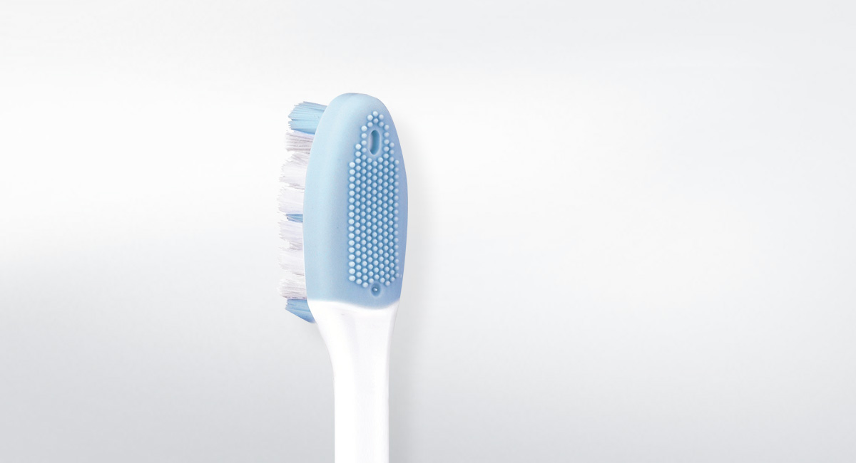 4-in-1-Bürste mit Zungenreiniger für saubere, weiße Zähne und frischen Atem