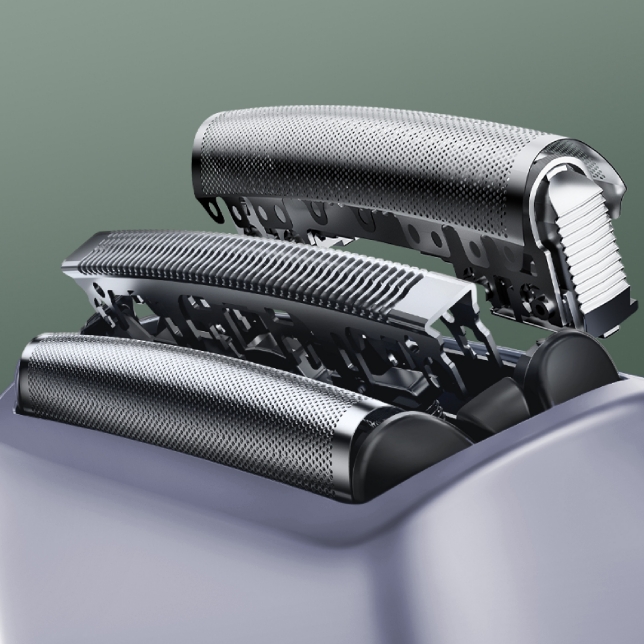 Primer plano de tres hojas de afeitado de acero inoxidable